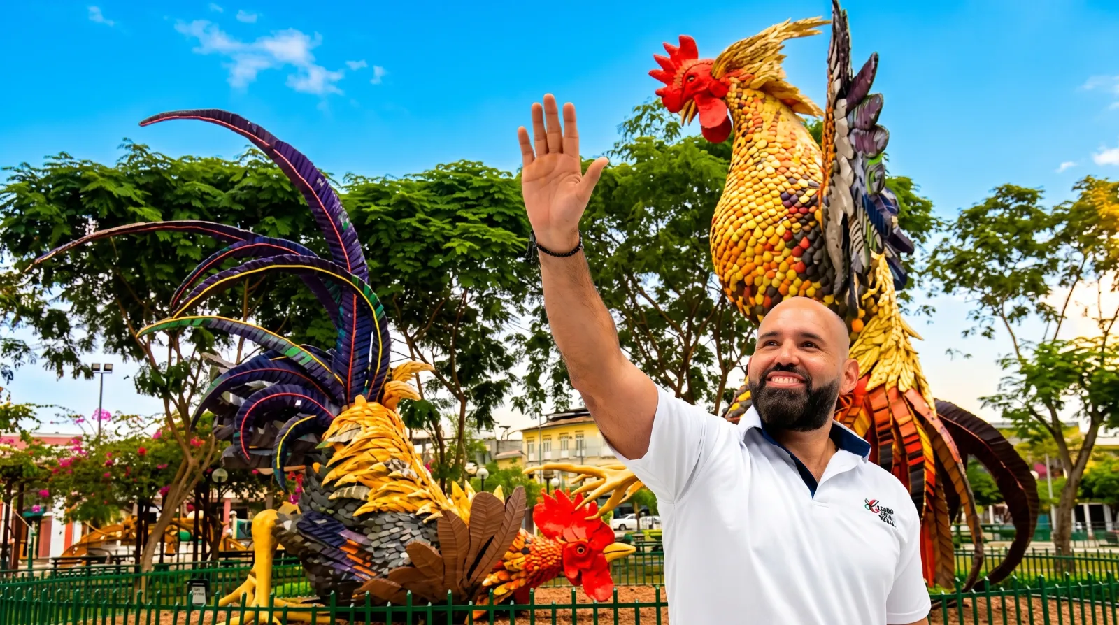 Juan Carlos Silva saludando en el parque de Samborondón